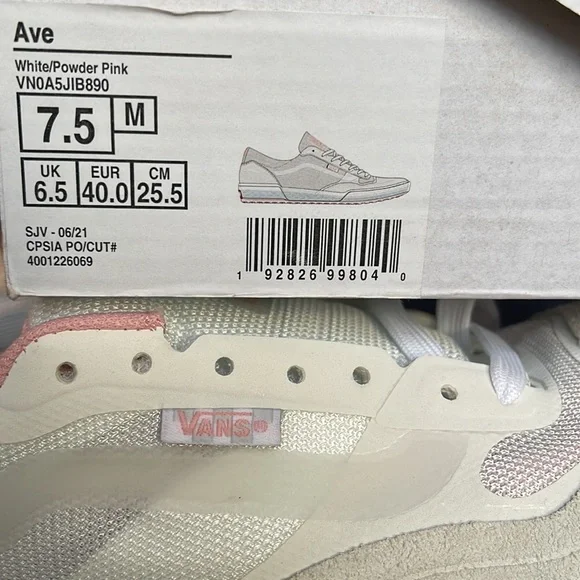 Vans WMNS Ave
White/Powder Pink
VN0A5JIB890
Sneakers - Picture 16 of 16
